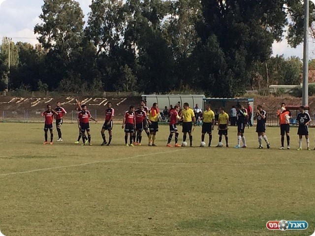 לראשונה עלו למשחק עם המדים האדומים. שחקני 'רובי שפירא' (פייסבוק "עיר הפועלים")