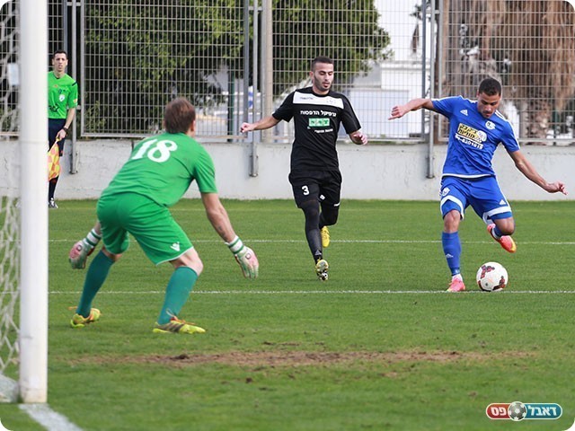 המגן מתכונן לבעיטה (עדי מלול)