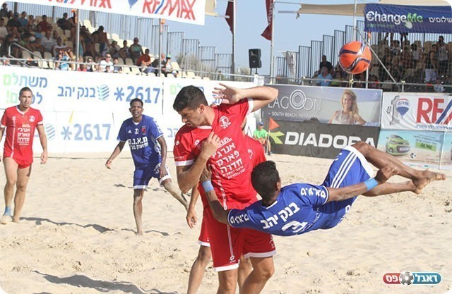 דינו עם ניסיון מעניין. ציון אזולאי מנסה להתגונן (שלומי גבאי)