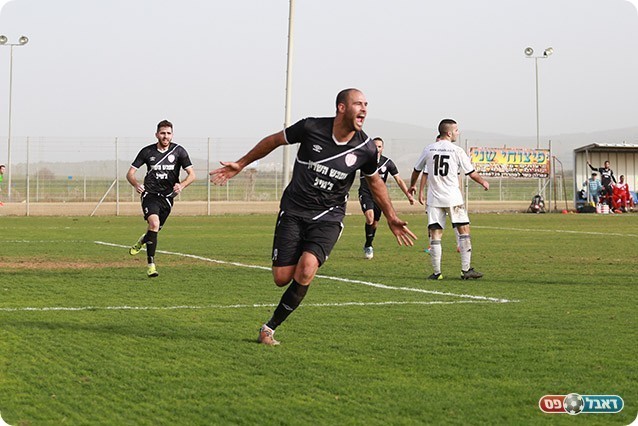 הבלם מסיים עם כדור ברשת (עדי מלול)