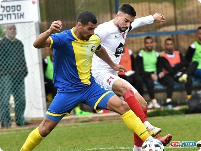 רז לוי בלמה של מגדל העמק במאבק על הכדור (אבי רביבו)