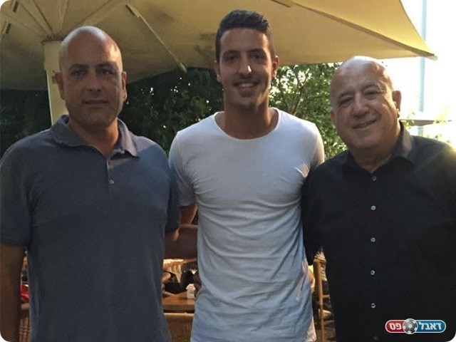 עומר דייגי במעמד החתימה