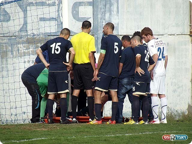 עומר נעים על הקרקע (צילום: אייל אורן)