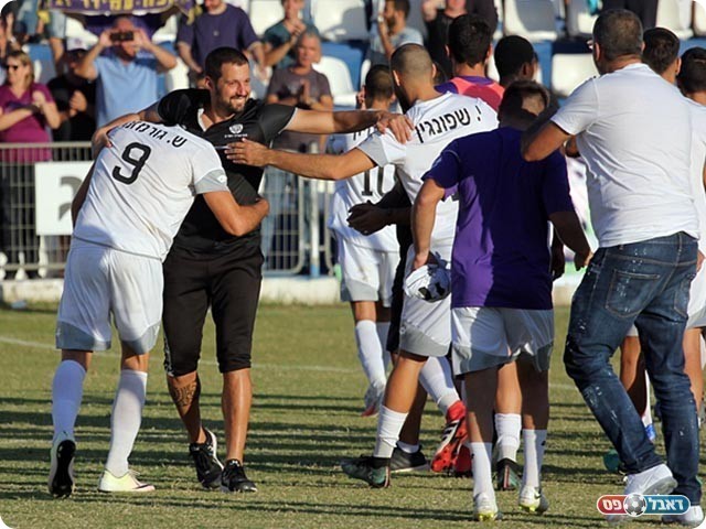 עומר פרץ חוגג בסיום (לירן דורף)