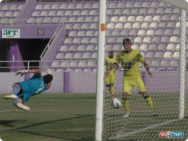 הכח משווה. בן מוחה מסתכל (שקד מורג)