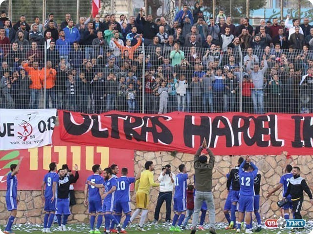 שחקני איכסל יחד עם הקהל. יצליחו להשיג את המקום הראשון? (נזיה סולטאן)