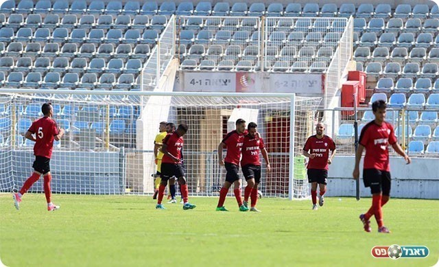 ירדו למחצית עם יתרון כפול. שחקני הרצליה (עודד חסין)