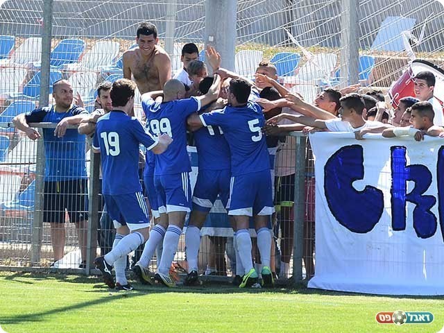 וחוגג עם האוהדים (צילום: ארנון לוי)