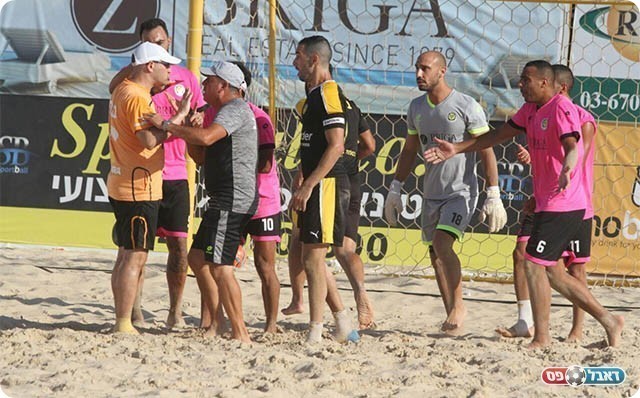 אנשי נתניה מתווכחים לאחר הרחקתו של לוי (שלומי גבאי)