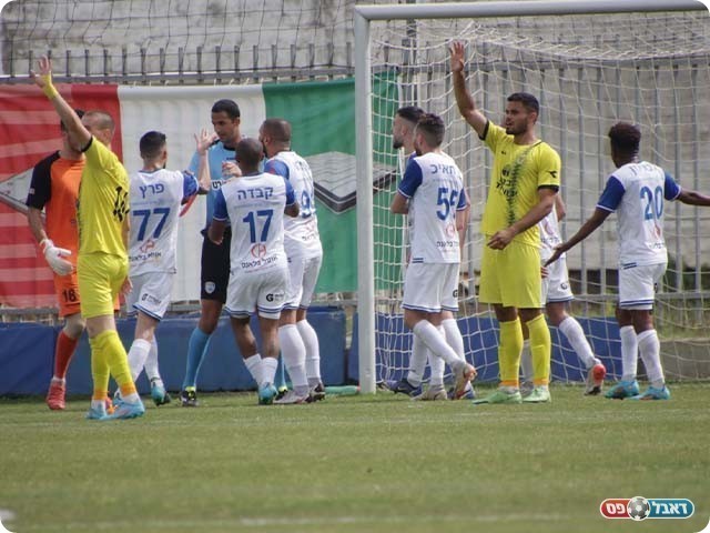 שחקני יפו בטענות כלפי השופט (בן מלניק)