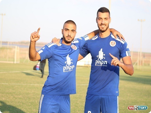 באו חדים למשחק. פיראס גנאים ועלא אל דין אגבריה בסיום המשחק (דאפר מאחמיד)