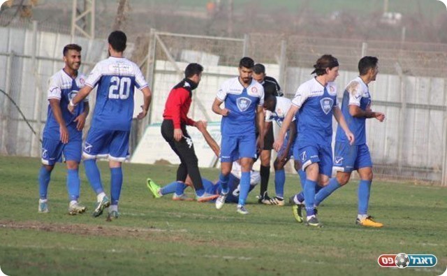 שחקני באקה חוגגים את הניצחון (דאפר מחאמיד)