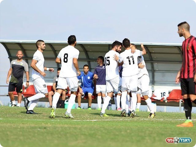 השחקנים חוגגים עם אלימלך (עודד חסין)