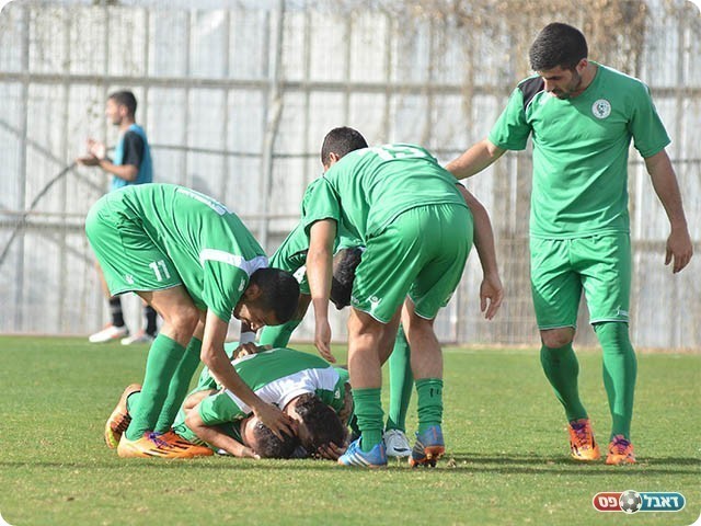שחקני כפר סבא חוגגים עם עבד אל-חי (צילום: קובי פורטל)
