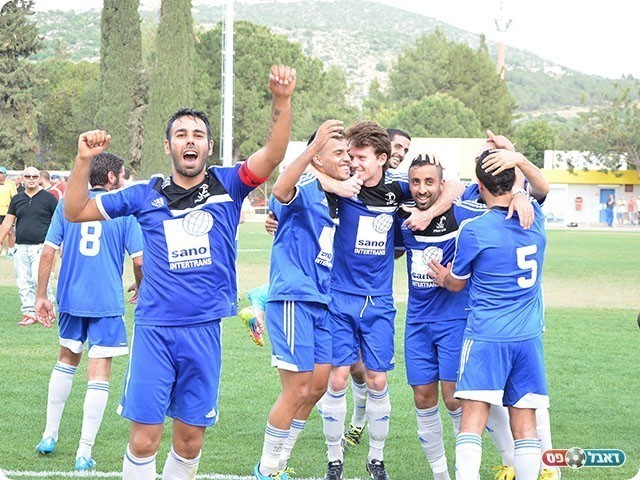 שחקני מגדל העמק חוגגים בסיום (ארנון לוי)