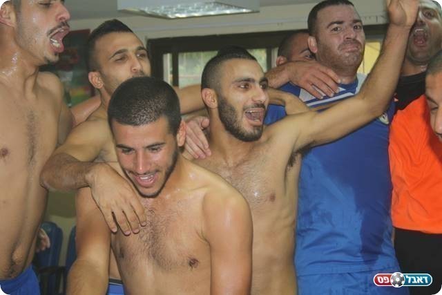 החגיגות של שחקני מעלות, יחגגו גם מול מכבי פ"ת? (צילום: מיכאל פישנזון)