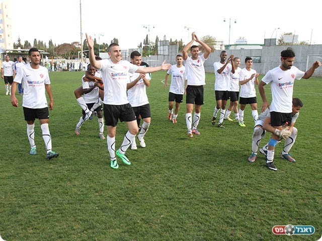 החגיגות של שחקני חדרה בסיום (צילום: שלומי גבאי)