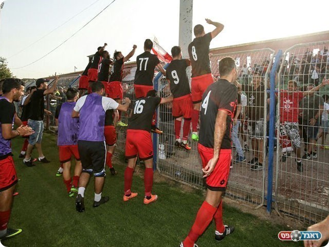 שחקני חדרה בטירוף עם האוהדים (שלומי גבאי)