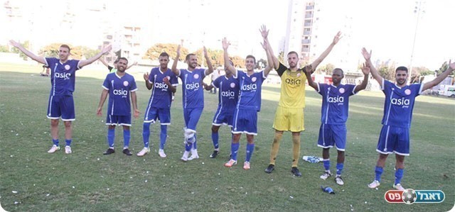 שחקני חדרה בסיום המשחק (שלומי גבאי)