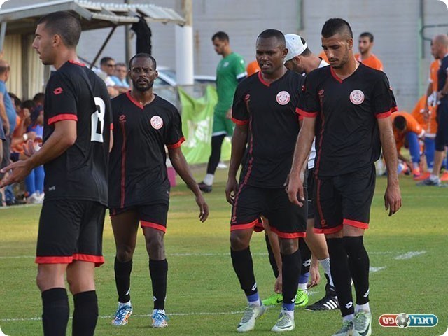 פותחים עונה היסטורית בליגה השנייה. שחקני חדרה (אבי רביבו)