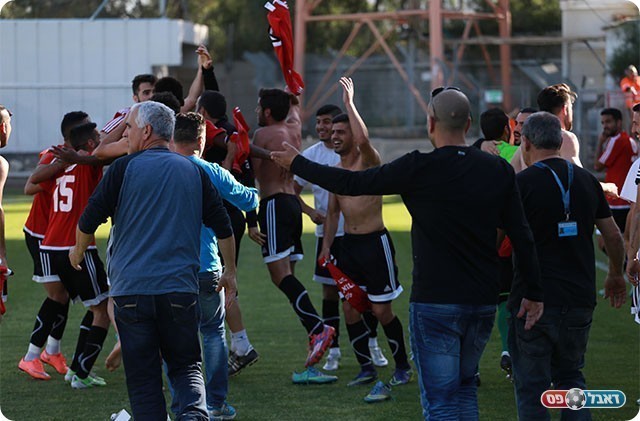 שחקני מגדל העמק חוגגים על כר הדשא (עדי מלול)