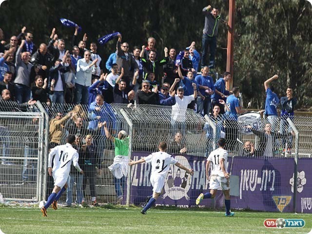 שחקני בית שאן עם הקהל בשוויון (צילום: שלומי גבאי)