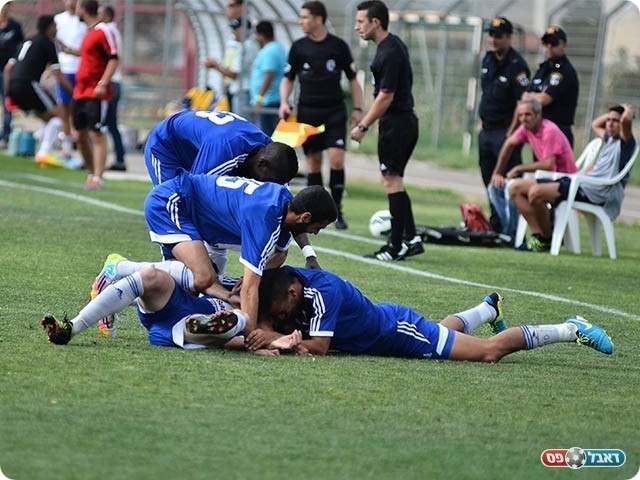 שחקני מגדל חוגגים (ארנון לוי)