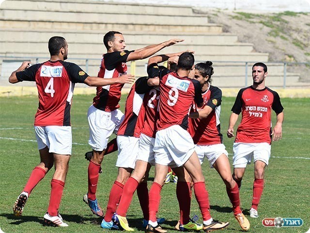 שחקני הרצליה חוגגים (ארנון לוי)