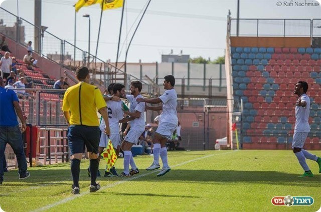 שחקני יפו חוגגים עם טיאר (רפי נחמיאס)