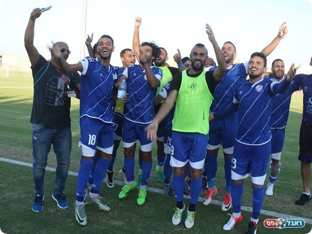 החגיגות של שחקני חדרה בסיום (שלומי גבאי)