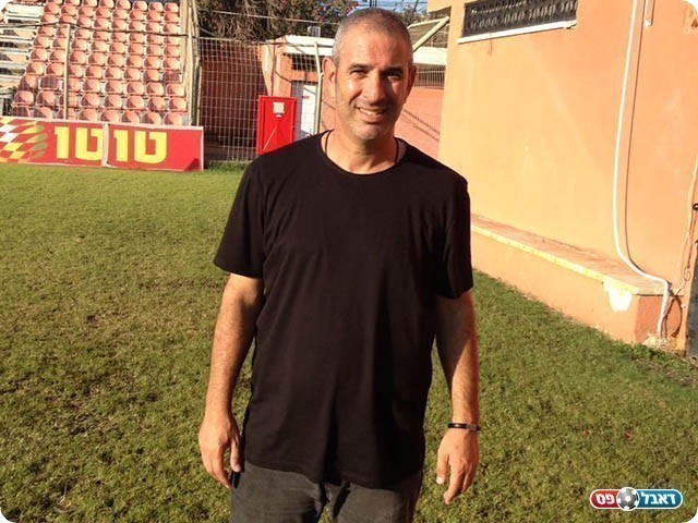 מאמן כפר שלם חיים שאבו (יורם מורג)