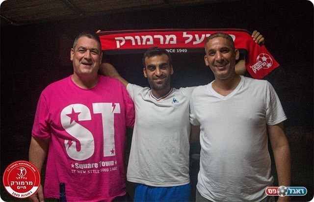 חלבי במעמד החתימה