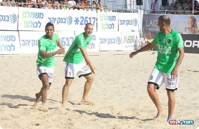 חליל פריג' חוגג שער עם החברים (שלומי גבאי)