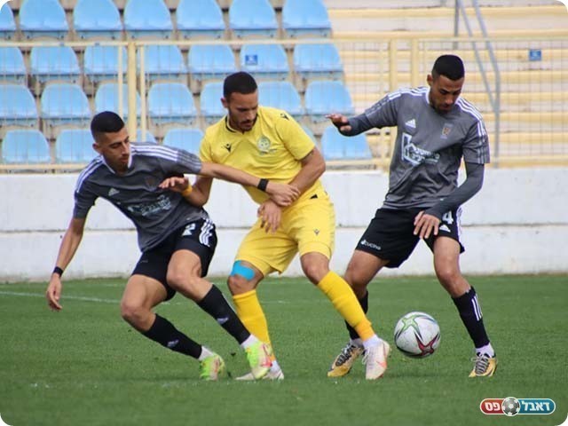 חן ראובן מוקף בשחקני חולון (בן מלניק)