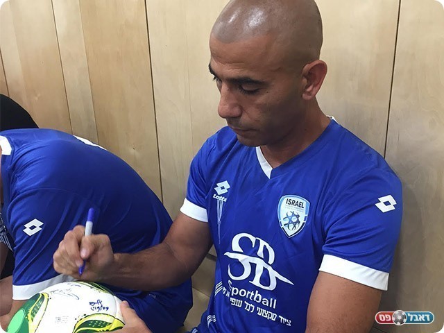 רונן חרזי חותם על כדור בסיום המשחק