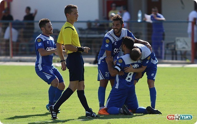 שחקני טבריה חוגגים עם בן דוד את השני (עודד חסין)