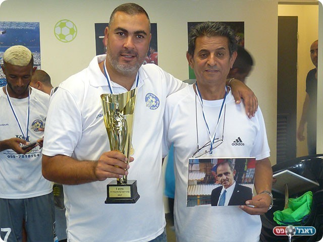 ניר איבגי המאמן ואיתן כהן מנהל קריית עקרון עם הגביע 