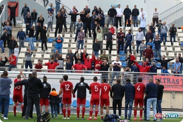 שחקני טירה בסיום יחד עם האוהדים (נזיה סולטאן)