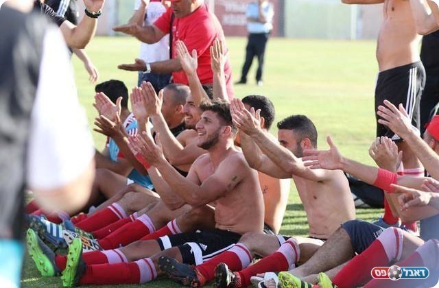 שחקני טירה חוגגים בכפר כנא (וואסים מוואסי)