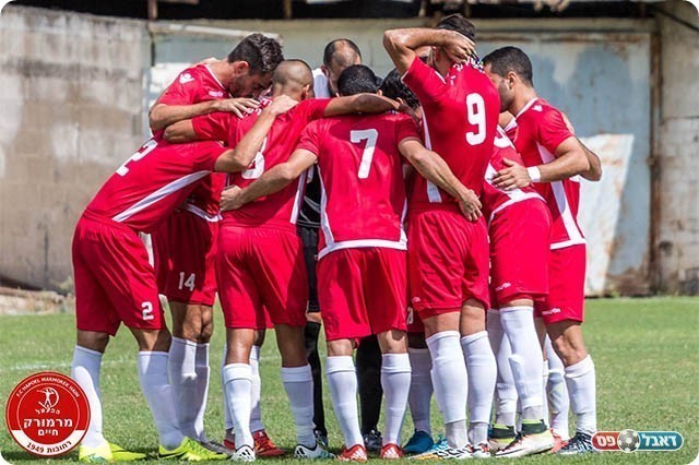 שחקני מרמורק לפני שריקת הפתיחה (יוסי סוריק)