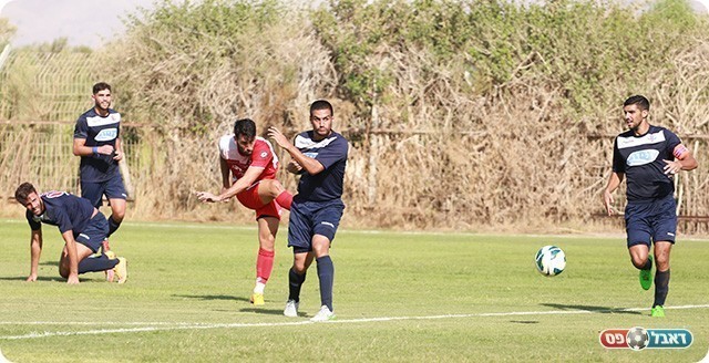 ארז יוסף משגר פצצה לפינה (עדי מלול)