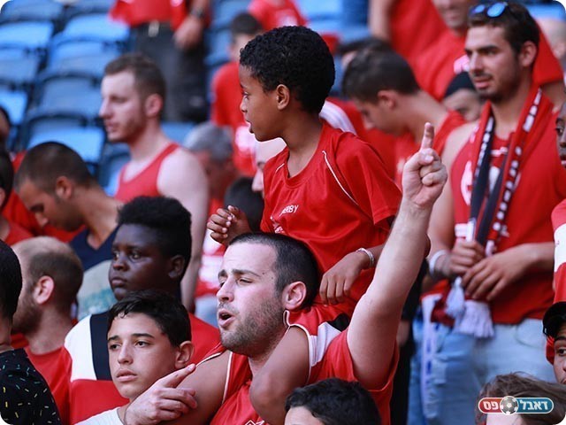 ילדים, נשים ומשפחות ביציע (עדי מלול)