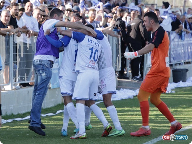 שחקני יפו חוגגים עלייה (בן מלניק)