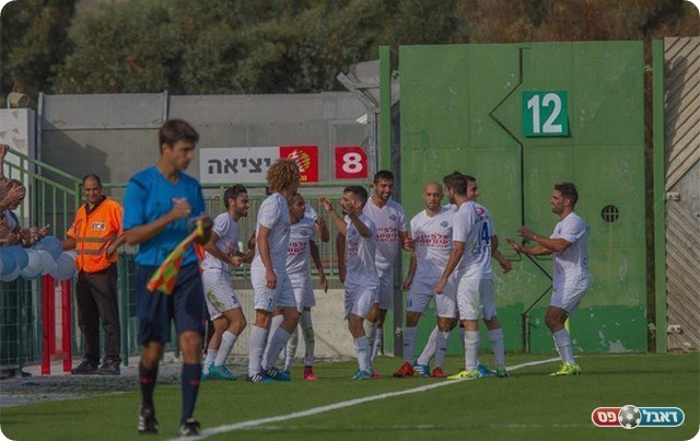 שחקני יפו חוגגים ניצחון יקר (רפי נחמיאס)