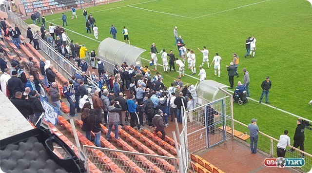 שחקני יפו חוגגים עם האוהדים בסיום (שמוליק מזרחי)