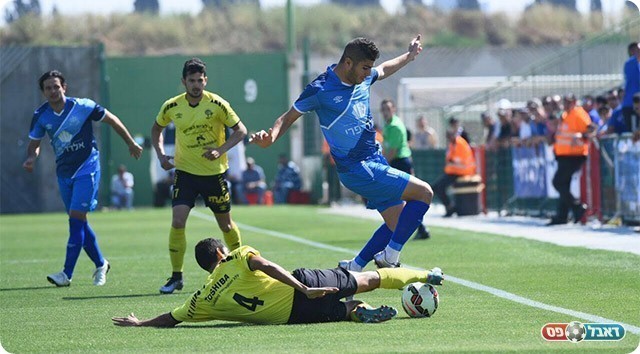 גיל יצחק מדלג מעל שחקן הוד השרון (רולנדי ברנשטיין)