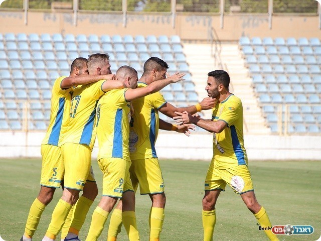 רגעים של אושר. שחקני חולון חוגגים את כיבוש השער (בן מלניק)