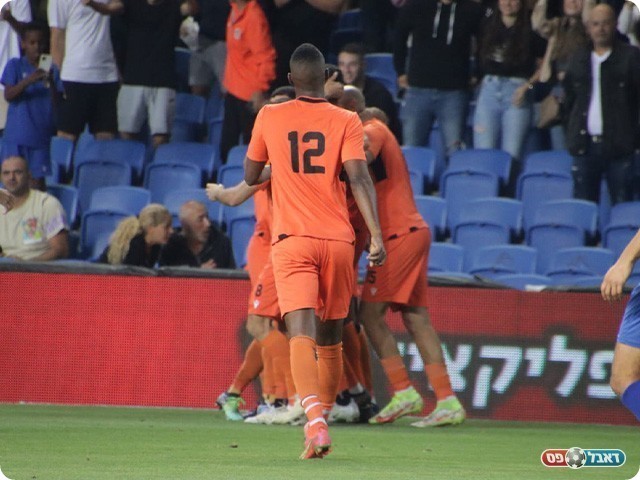 שחקני כפר שלם חוגגים (בן מלניק)