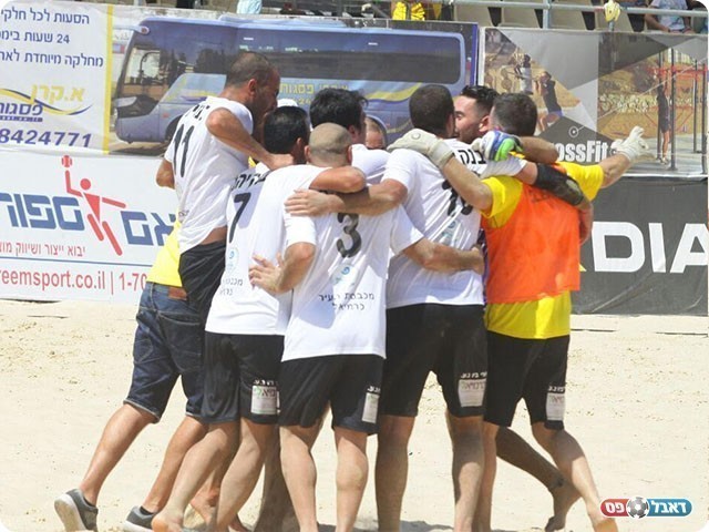 שחקני כרמיאל חוגגים (שלומי גבאי)