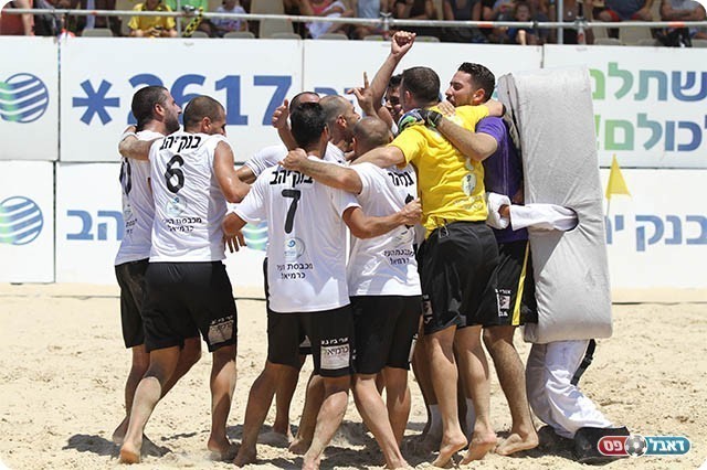 שחקני כרמיאל חוגגים (סטראבו)